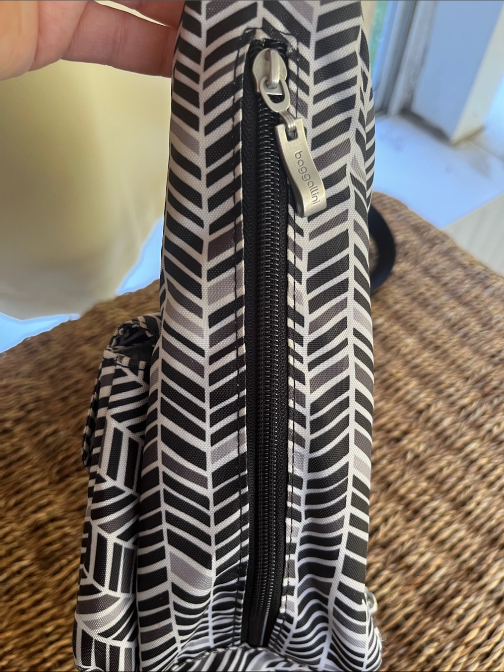 Baggallini Everywhere Bag Chevron Crossbody Bag - Picture 4 of 13